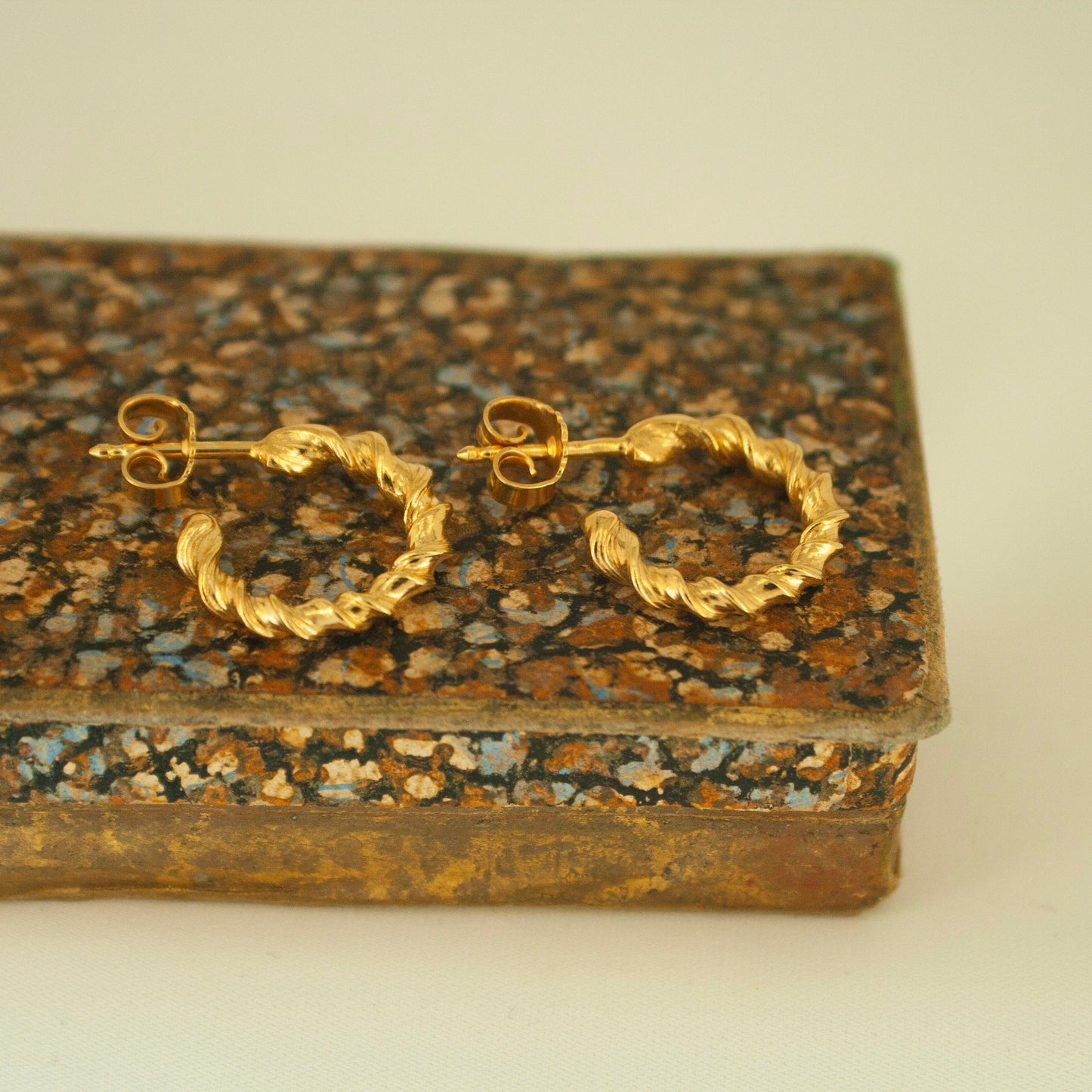 Tiny Twisted Creols - 14 Karat Guld