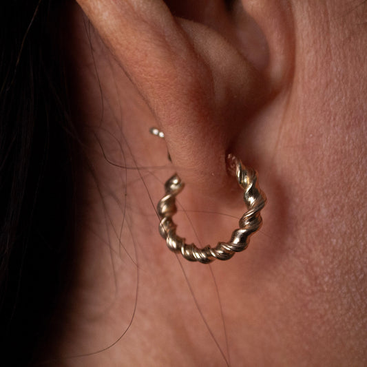 Tiny Twisted Creols - 14 Karat Guld